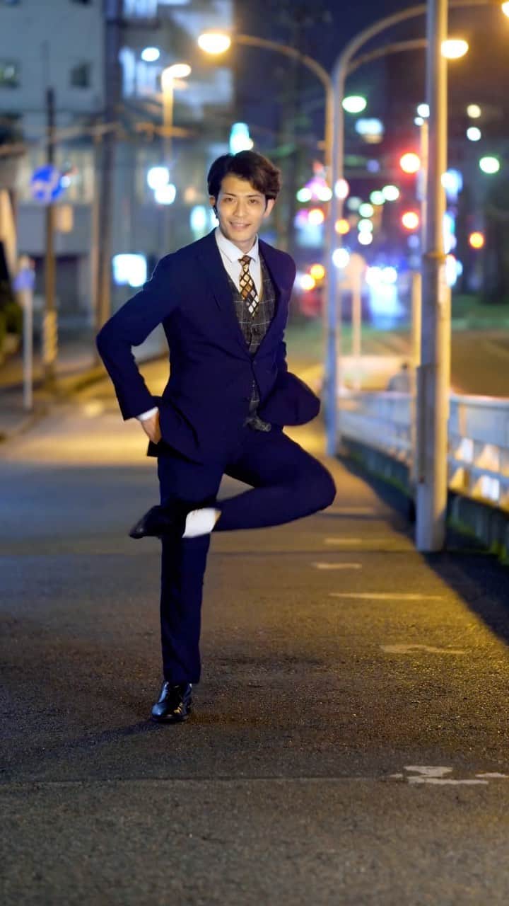 カケタクのインスタグラム：「Japanese businessman style. #🇯🇵  I really love this song✨ I would be happy if you mention this movie🥰✨✨✨✨ Video🎥: @ruuteefilm  ・ @ckay_yo @nellzusmik #afrodance #businessman #salaryman #dance #dancing #japan #Japanese #dancingsalaryman #afrobeats #afrobeat #ckay #loveNwantiti」