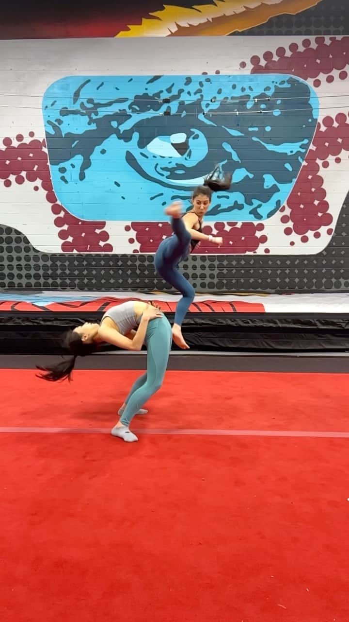 篠原枝令菜のインスタグラム：「We gonna keep you cravin’ @caitlindechelle   #flexibility #rhythmicgymnast #fitness #kicks」