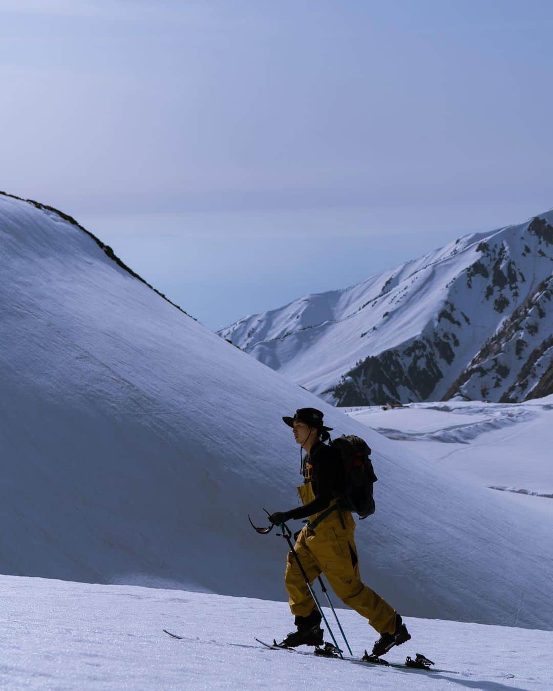 松田翔太のインスタグラム：「ランヨウ君に誘われて、初めての立山の春。天気にも出会いにも恵まれて、仲間とバックカントリースキーを楽しめた。 標高3003mの雄山からのスキー、一日中登山だったけど、午後は夕陽を見ながら天狗平山荘まで、一気に滑り降りた。  考え事ばかりの都会から離れて やっぱり僕にはこれが必要みたいです。 楽しかった！次は富士山を滑ろうと思った。  Thanks  @skiclub_magazine  @ranyo_tanaka  @max_mackee  @jun_yamagishi_」
