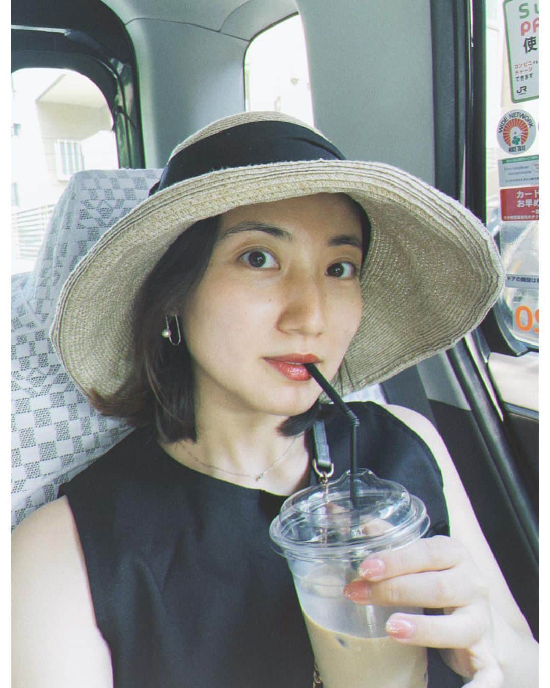 紗綾のインスタグラム：「メイクしたくない。そんな日は… 日焼け止めと口紅だけ塗って終わり💄🤫 ズボラな私。 特に他人は気にしてない‼︎ と、思っている。 . 昨日肉玉 @29tama_okonomiyaki.kamata へ遊びに行ったついでに、 向かい側にある蒲田カフェ @kamata_cafe に行ったんだけど、ここの豆乳ラテ(ice)めちゃお気に入りなんよ🥤 (妊婦のカフェインは摂りすぎなければ、少量なら大丈夫よ✨) ストレス溜めすぎず、たまには息抜きしながら、ママとして赤ちゃんと成長していこ💓🌱 #マタニティ #マタニティコーデ #マタニティライフ #マタニティファッション #妊婦 #妊婦コーデ #カフェ #蒲田 #妊娠 #妊娠中期 #マタニティー」