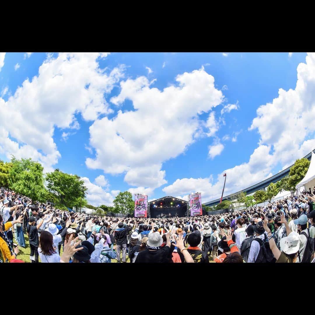 SHE'Sのインスタグラム：「2022.05.22 sun  TOKYO METROPOLITAN ROCK FESTIVAL 2022 新木場・若洲公園  #SHE_S #メトロック #メトロック東京  photo by @masafuji93   無断転載転用禁止  初のメトロック東京、SEASIDE PARKトップバッターありがとうございました！ 来週末から東名阪でFC限定ライブ。ライブハウスでもお会いできること楽しみにしています。  #春フェス」