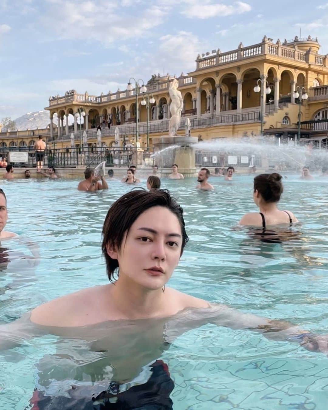 三崎優太のインスタグラム：「. ちょっくらハンガリーに温泉入りにきた！ ⁡ #ブダペスト #ハンガリー #セーチェーニ温泉」