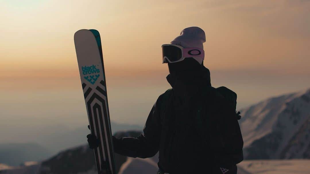 松田翔太のインスタグラム：「スキーって楽しいんだよ^_^  夕陽が見えた時、 涙が出るかと思った  @skiclub_magazine  @ranyo_tanaka  @max_mackee   初めての山岳ドローン撮影 プロの仕事 大感謝です　@jun_yamagishi_  ありがとう！」