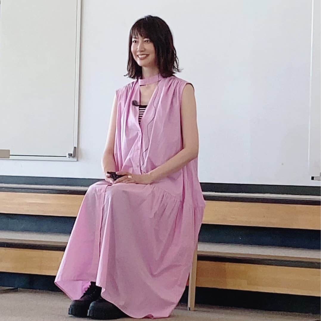 森口瑤子のインスタグラム：「. . 先日の どこぞで何かの 収録をして来たらしき お写真。 .  #収録風景  #衣装   @pdst.jp   #靴  @noname.japan  #アクセサリー  @higashiyamapr @liquid_acce」