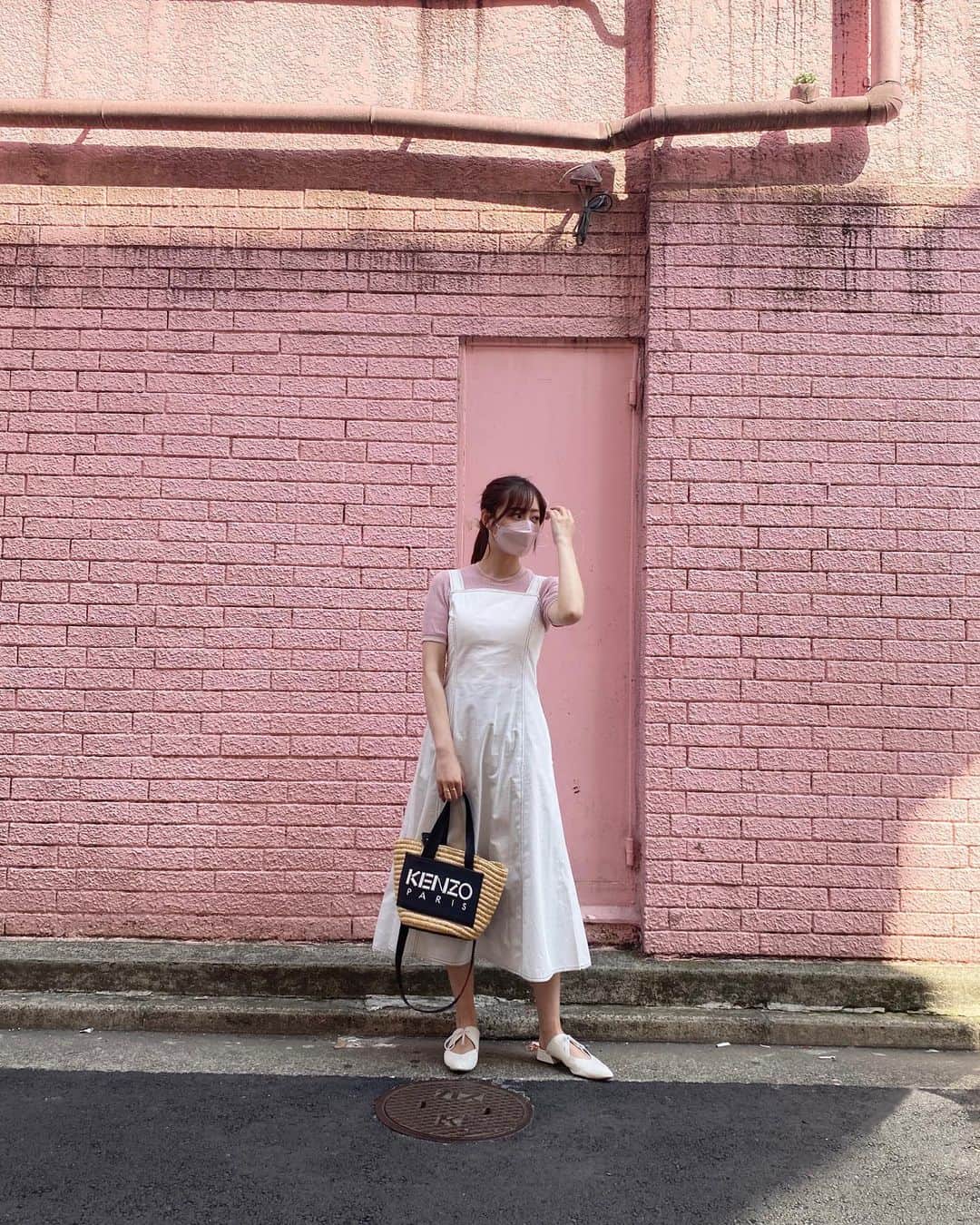 和田瞳のインスタグラム：「お洋服が完全に壁とマッチしてました。笑  そして今日も餃子食べちゃった、2日連続。 餃子愛が止まりません🥟(なんなら取り憑かれてる)  #dress : #valmuer (@valmuer_official) #tops : #itemsurbanresearch  #sandals : #juze #bag : #KENZO . . #gardenbyvalmuer #valmuer_official」