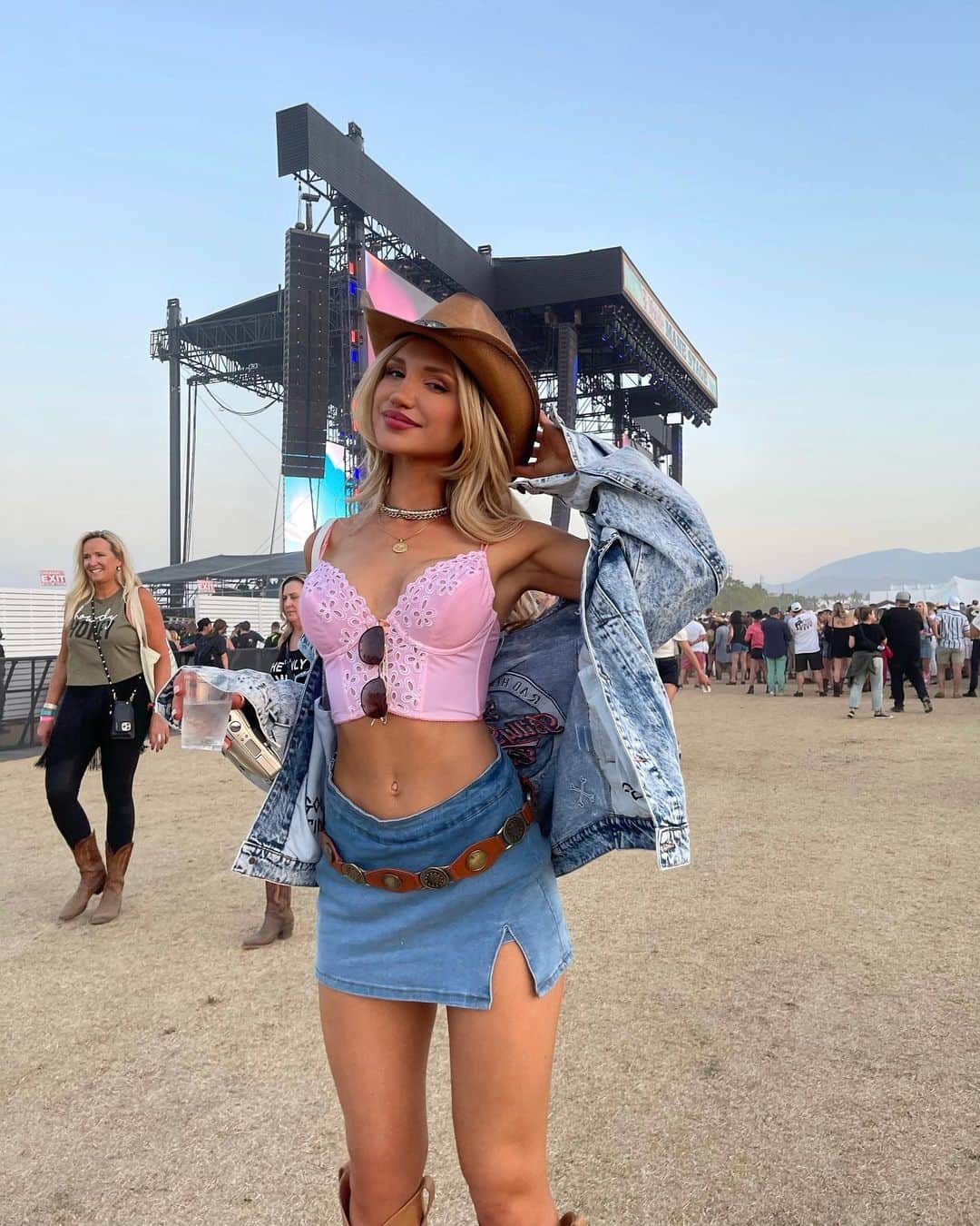 Gabrielle Grace Epsteinのインスタグラム：「how it started VS. how it ended….Stagecoach 2022 🐎」