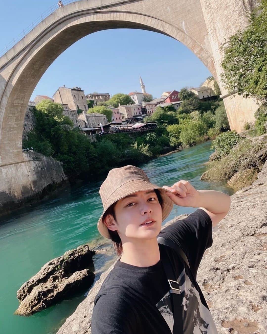 三崎優太のインスタグラム：「. ボスニア・ヘルツェゴビナに辿り着いた。この古い橋くらいしかない。何にもない。 ⁡ こうして世界を回ってると日本って恵まれてるんだなって実感する。日本に生まれたことに感謝だね。  ところでこの国みんな知ってる？ ⁡ #ボスニアヘルツェゴビナ #未知の国」