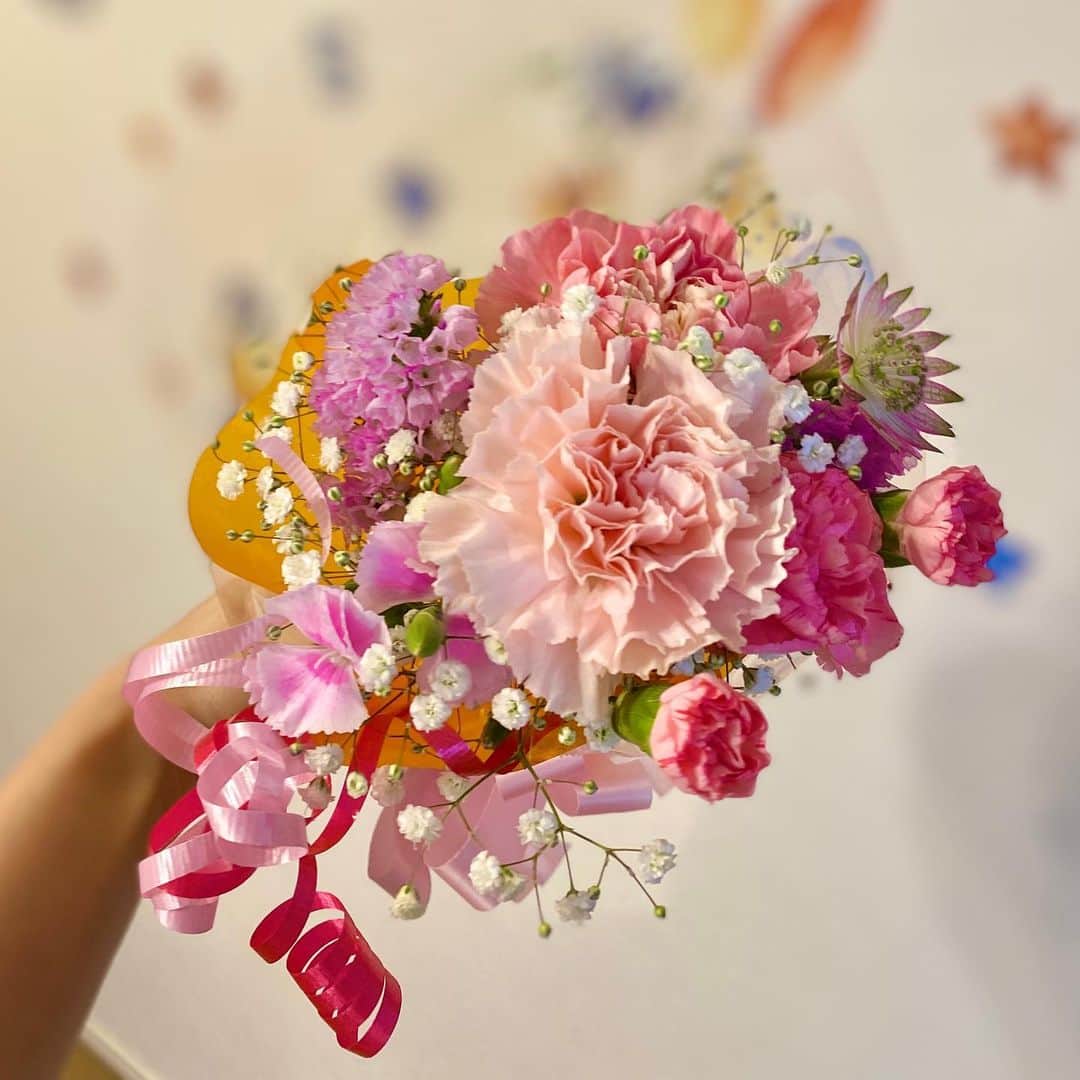 矢口真里のインスタグラム：「昨日息子が選んでくれて、 おとうちゃんが買ってくれたお花💐✨ 可愛い🥺✨ 嬉しい🥺✨ ありがとう😂✨」