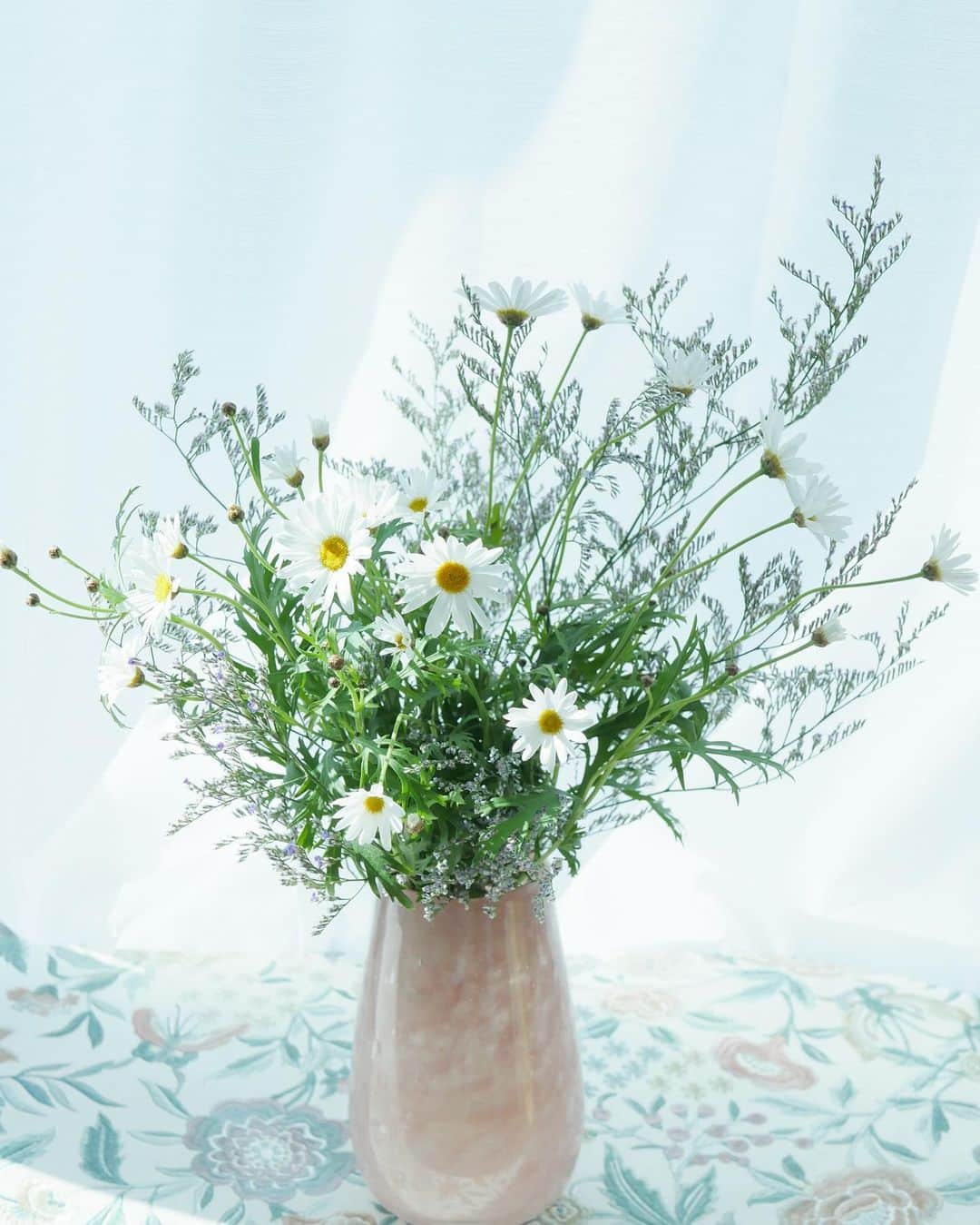 黒坂優香子のインスタグラム：「🌿🕊  お花畑で摘んできましたってかんじ、 とっても可愛い…♡  #flower #love」