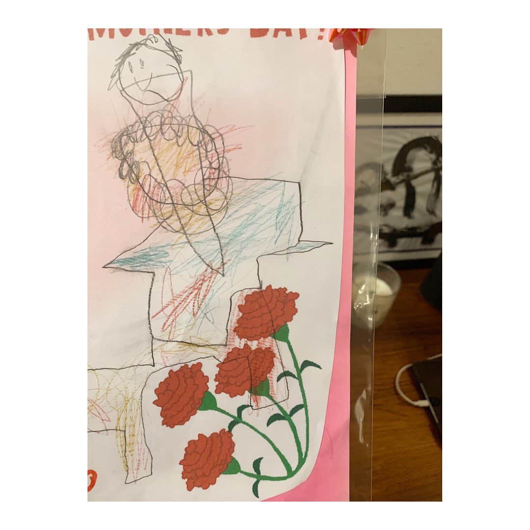 安田美沙子さんのインスタグラム写真 - (安田美沙子Instagram)「この間の母の日✨  息子が描いてくれた私🤍  笑っていてよかった。。。  いつしか体も描けるようになったね！  2枚目はネックレスをしているみたいです。いづれにしても 首がながーい❤️  3枚目は、昨日仕事終わりの整体に行く前の10分で食べた夕飯。  美味しい素麺を頂きました✨ 息子がどうしても月見にしたい🍳とのことで。  ニラと素麺にハマってます！！ ぜひ☺️✨  #母の日　#似顔絵　#首が長い #素麺　#ニラ　#はやめごはん #月見でひともんちゃく #蕎麦がいいと言い張る #月見素麺で手をうつ」5月12日 9時00分 - yasuda_misako