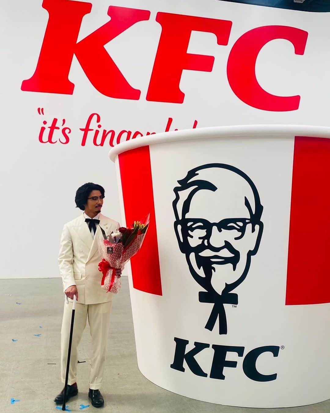 賀来賢人のインスタグラム：「KFC  ケンタッキーフライドチキン  イメージキャラクターを務めさせて頂きます🍗 やっと両思いになれました。 ケンタッキー愛を全身全霊でお伝えします🔥 これからよろしくお願い致します🍗🍗🍗🍗🍗❗️」