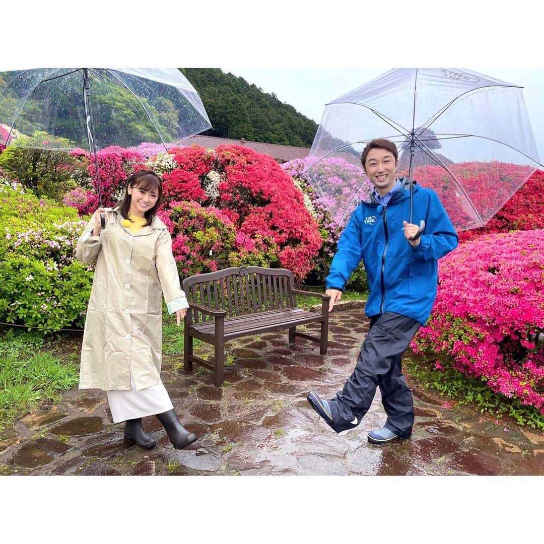 嶺百花のインスタグラム：「今週もありがとうございました😊昨日は神奈川県箱根町の小田急山のホテルからお届けしました。  約3000本のツツジが見頃を迎え、晴れると富士山も望む事が出来ます！ホテルの屋根、スロープ、ツツジと全てが赤で統一された園内からは、語らずともわかる山のホテルさんのこだわりが感じられ素敵でした✨  5月12日（木） tops #strawberryfields #ストロベリーフィールズ skirt #フェルテ pierce #アネモネアクセ  5月13日（金） tops #ノスタルジア #nostalgiajp skirt #vis_jp」