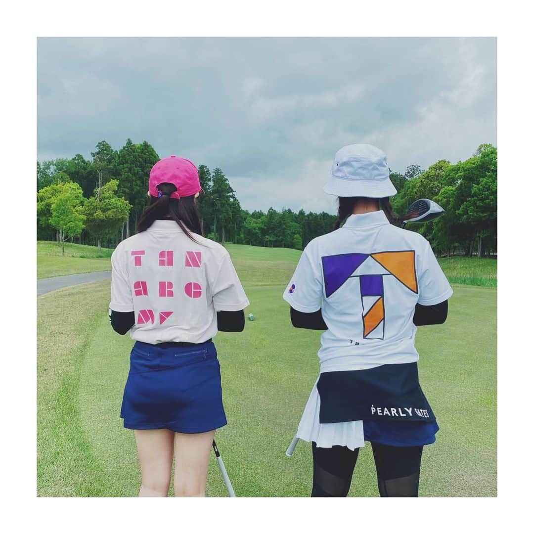 入来茉里のインスタグラム：「🏌️‍♀️💕 ウェア @tangram_tokyo  with @misakiayame  先日のゴルフな日☺️ 早起きして、お出かけして 朝から自然の中を歩くのが気持ち良すぎて☺️ゴルフ楽しい ハマってます⛳️  #ゴルフ #golf #ゴルフウェア #tangram #tangramgolf」