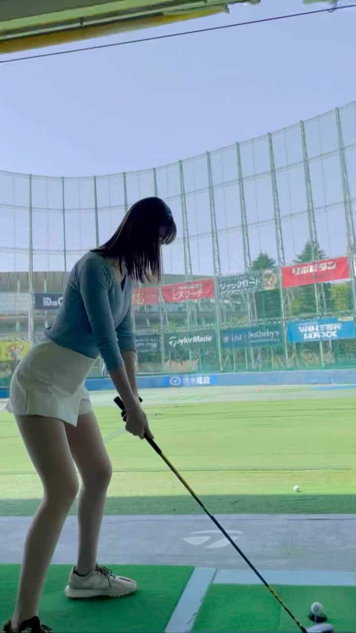 山崎あみのインスタグラム：「初心者🐥コツコツ、、 アドバイスください、、  #ゴルフ女子 #ゴルフ」