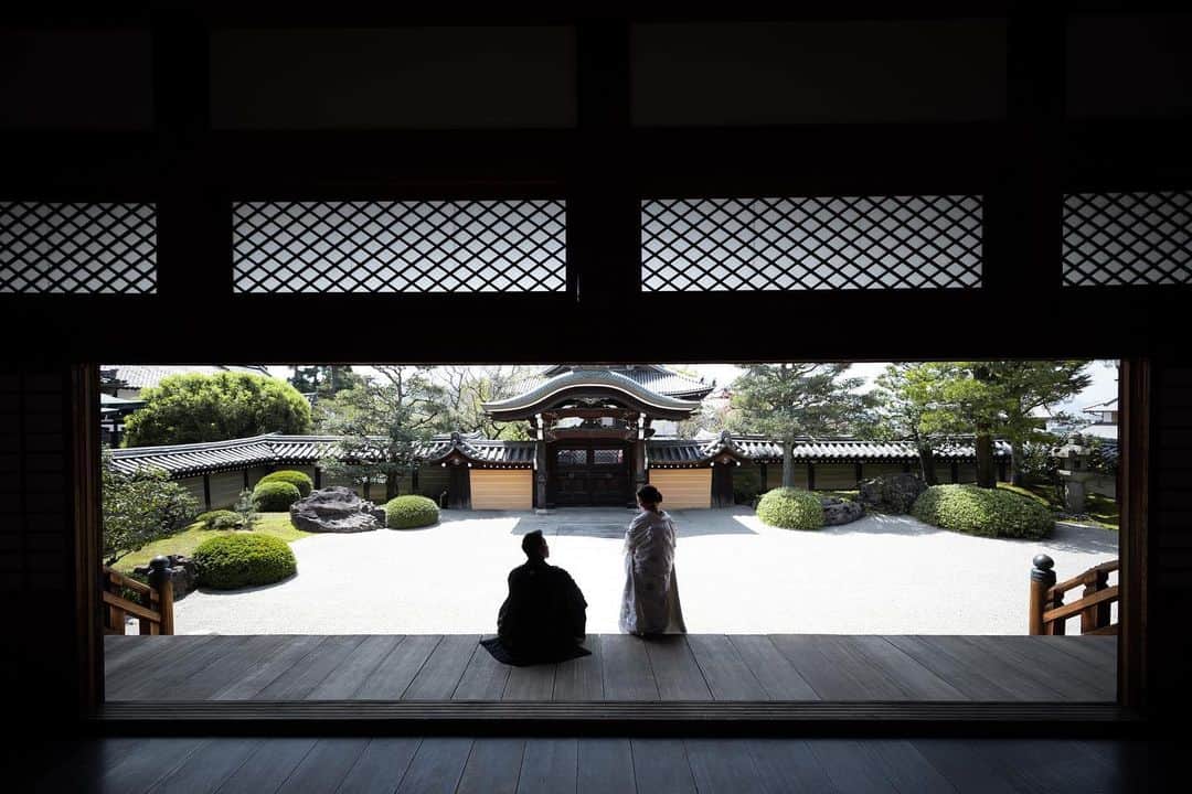 久松かおりのインスタグラム：「. エニシさんでの前撮りでお願いした場所は 京都にある金戒光明寺さん🎶💭 . 境内には撮影でしか特別入れない場所や お祝いもしてもらい、普段じゃなかなか 出来ない経験をさせてもらいました☺️👏 それもエニシさんだからこそ出来た事で、 前撮り探しを沢山した甲斐がありました❣️ . ありがとうございました♡ . . . @enishi_photo_wedding  make up @hairmaketamu  photo @enishi_photo_wedding  . . #enishi #enishiphotowedding #weddingphoto」