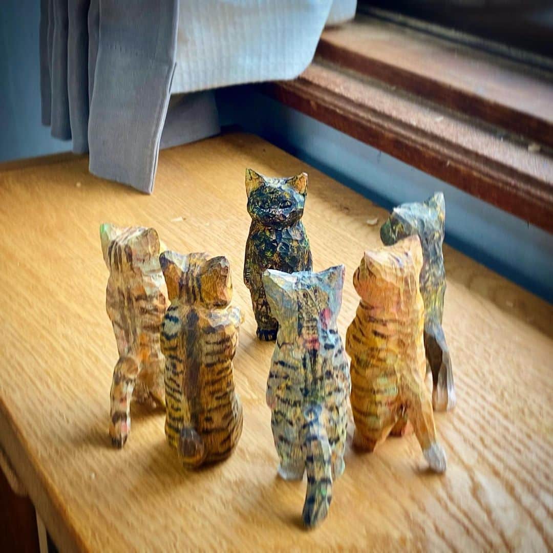 花房さくらのインスタグラム：「「見かけない顔だね、どこから来たの？」 「…わからない」 「いつ来たの？」 「…今日」 「名前は？」 「…まだない」  #仲間が増えた  #今日の #オンライン講座で #誕生しました #nhk文化センター神戸教室  #cat #sculpture #hanafusasakura」