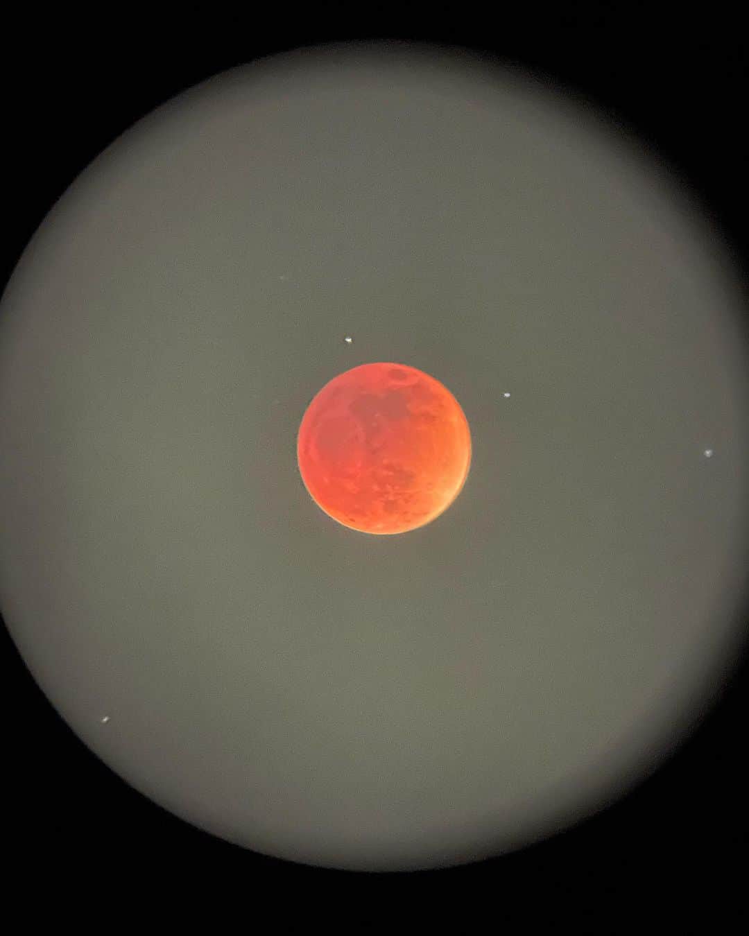 ケンダル・ジェンナーのインスタグラム：「total lunar eclipse in scorpio」