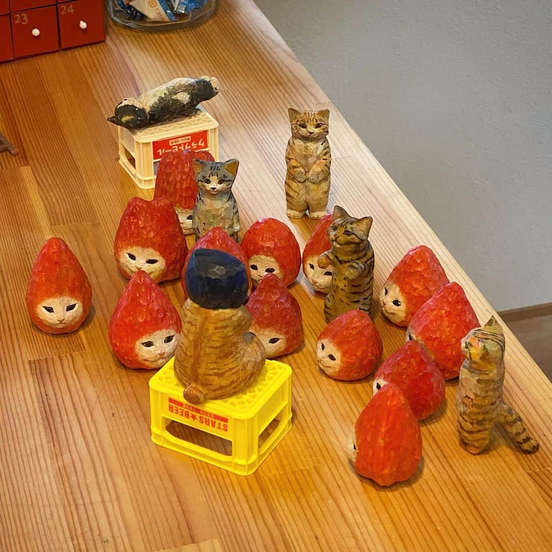 花房さくらのインスタグラム：「「5月のフルーツを考え中だ。イチゴたちの知恵を貸してくれ」 「甘夏！」 「びわ！」 「さくらんぼ！」 「キウイ！」 「マンゴスチン！」 「イチゴ！もう一回イチゴ！」  #イチゴの中に #イチゴ推しがいる #cat #sculpture #hanafusasakura」