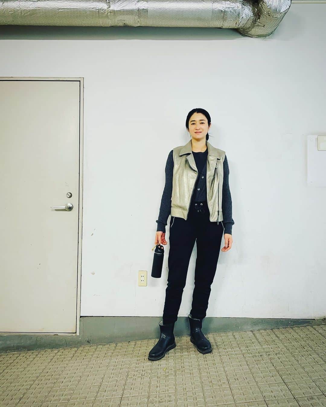 小雪さんのインスタグラム写真 - (小雪Instagram)「#小雪の私服  いつも動きやすく寒さは苦手なので温かくしていることが多いです。 本日も仕事現場には片手にタンブラーだけ持ち、カジュアルなパンツスタイルで🚶 #koyuki #wordrobe」5月17日 12時50分 - koyuki_official