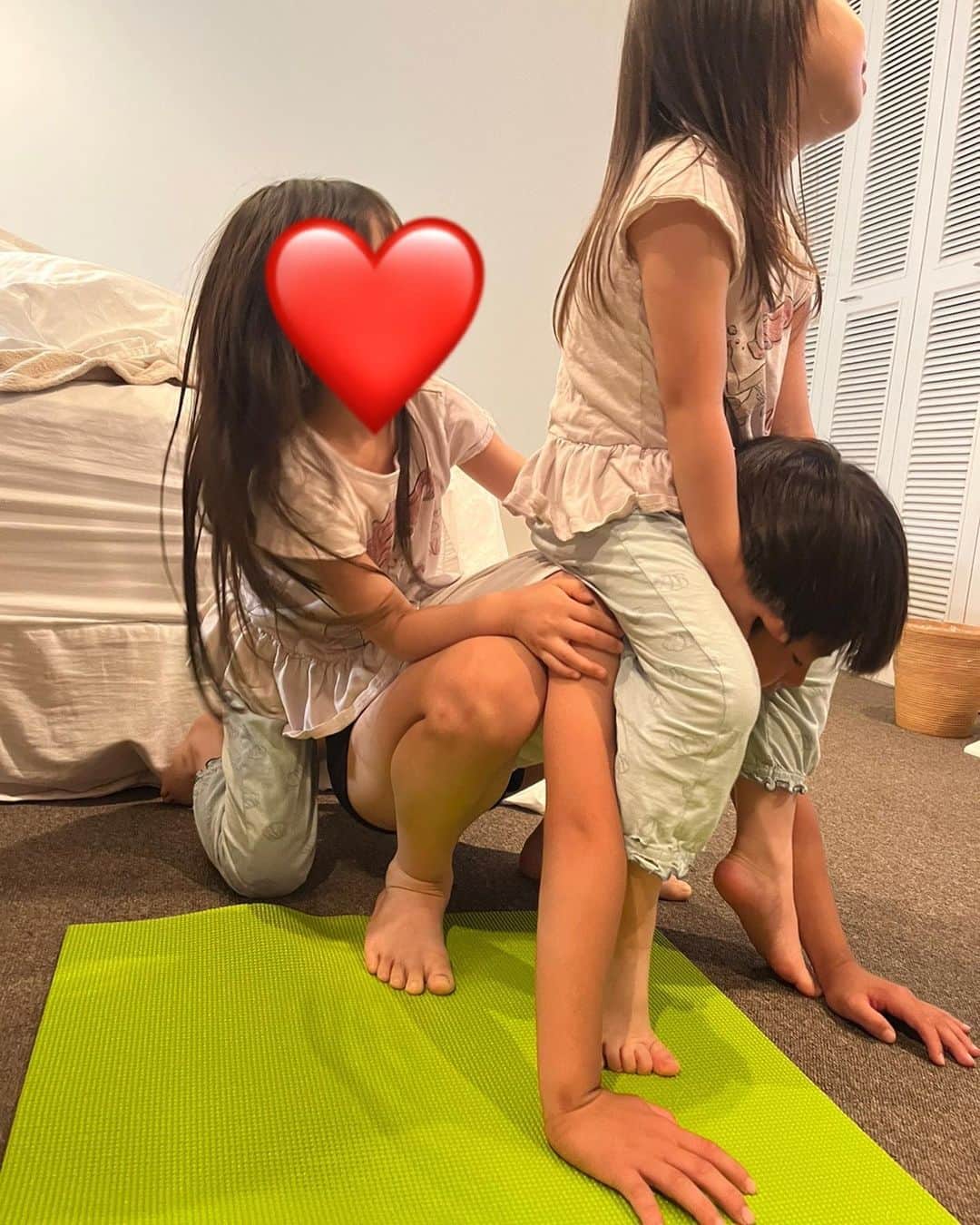 東尾理子のインスタグラム：「妹たちに優しいお兄ちゃん💙 お風呂上がり、寝る前のひと時は、確実にお父さんの役割を🥸 力強いし、心強い💖」