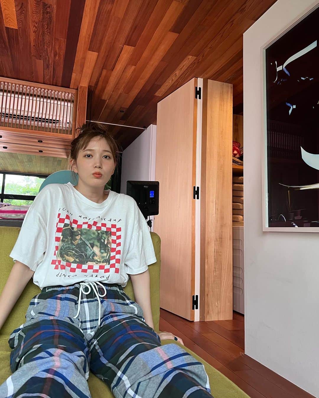 本田翼のインスタグラム：「🎸 お久しぶりです🐾 @aniki_tokyo でTシャツを大量購入しました🫡 @unused_inc のパジャマみたいなパンツと合わせて🩳 #ほんだのふく」