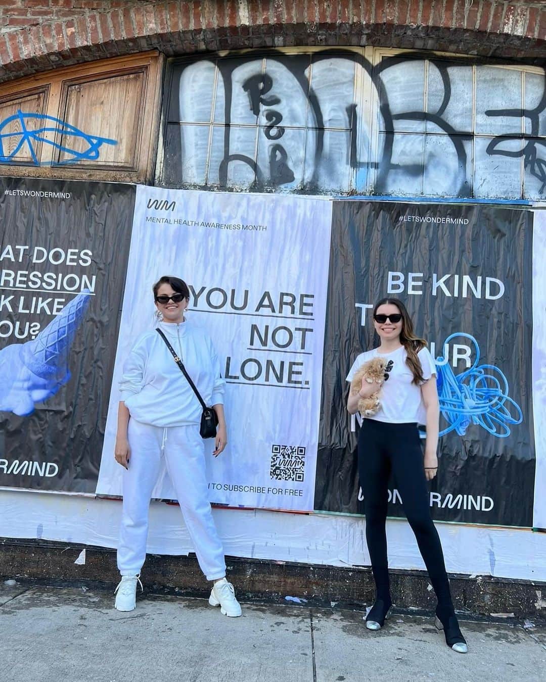 セレーナ・ゴメスのインスタグラム：「This month @officialwondermind has placed posters all around NYC as a reminder that you are not alone ♥️」
