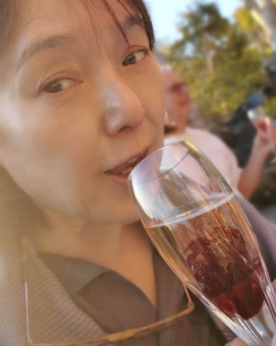 桃井かおりのインスタグラム：「シャンパンに苺とか？ラズベリー？入れるとかはやってたんだが 🤪これハイビスカスの花🙄はまる美しいカクテル😇 #la暮らし」