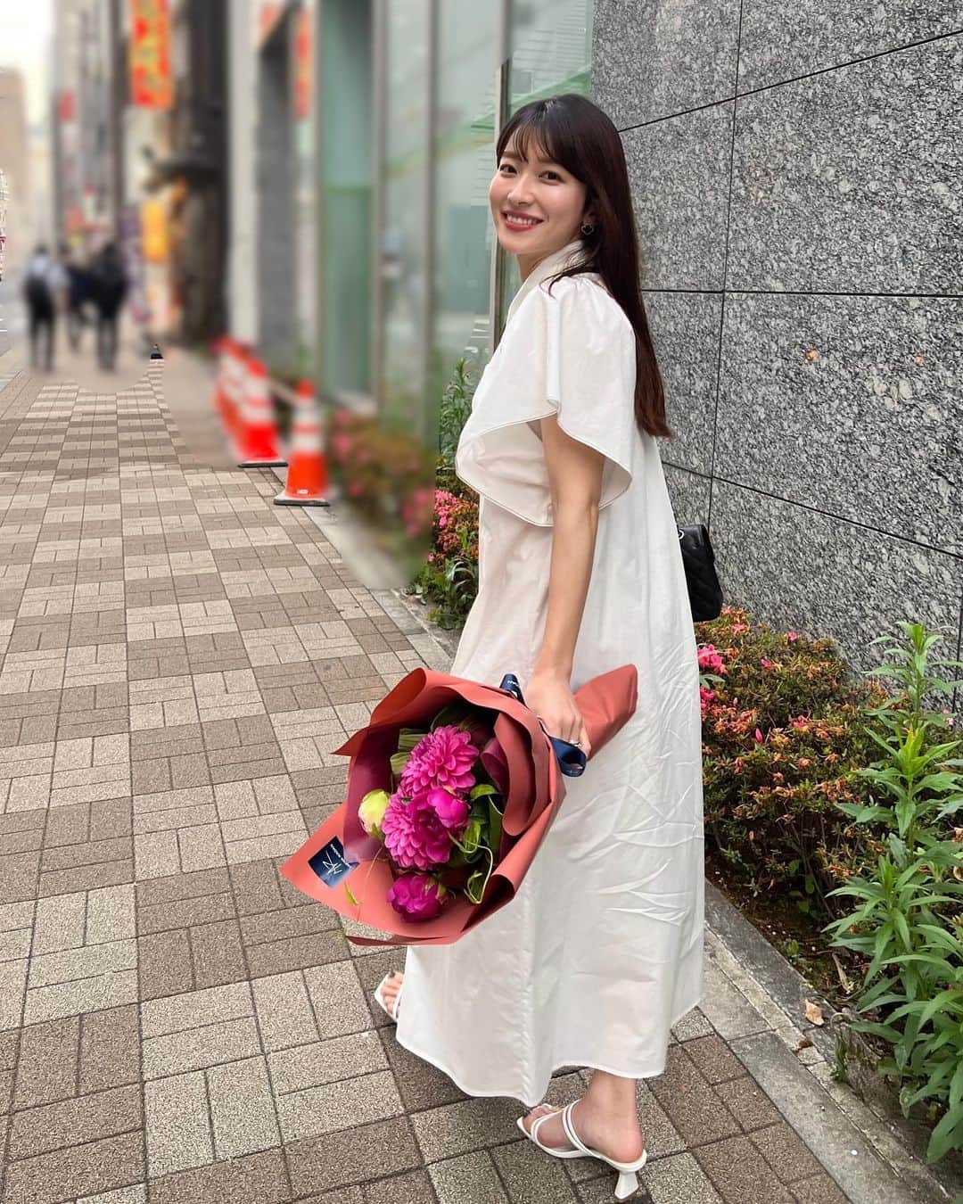 山本里菜のインスタグラム：「. キレイなお花を買うと 気持ちも上がりますね💐  お家に飾るのが楽しみ🤭  皆さまよい週末を✨  #花　#芍薬　#花束　#花のある生活」