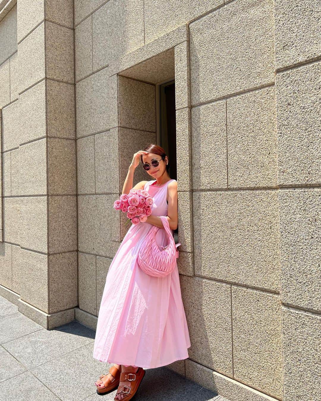 村上沙織さんのインスタグラム写真 - (村上沙織Instagram)「pink! リバイバルのリバーシブルワンピ。今年のpinkは鮮やかピンク