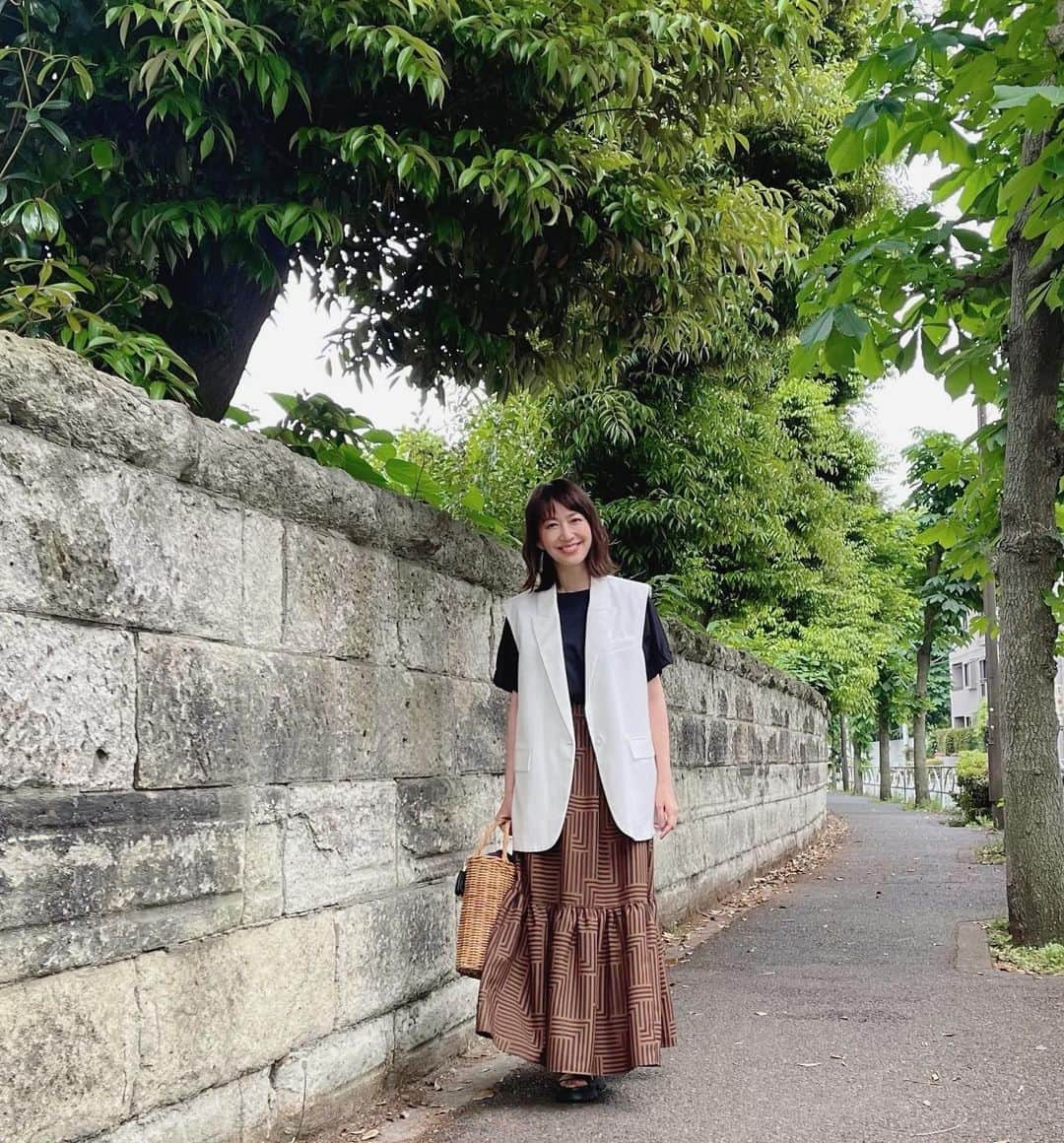 森口瑤子のインスタグラム：「. . 本日の1枚。 .  #緑が綺麗  #私服コーディネート」