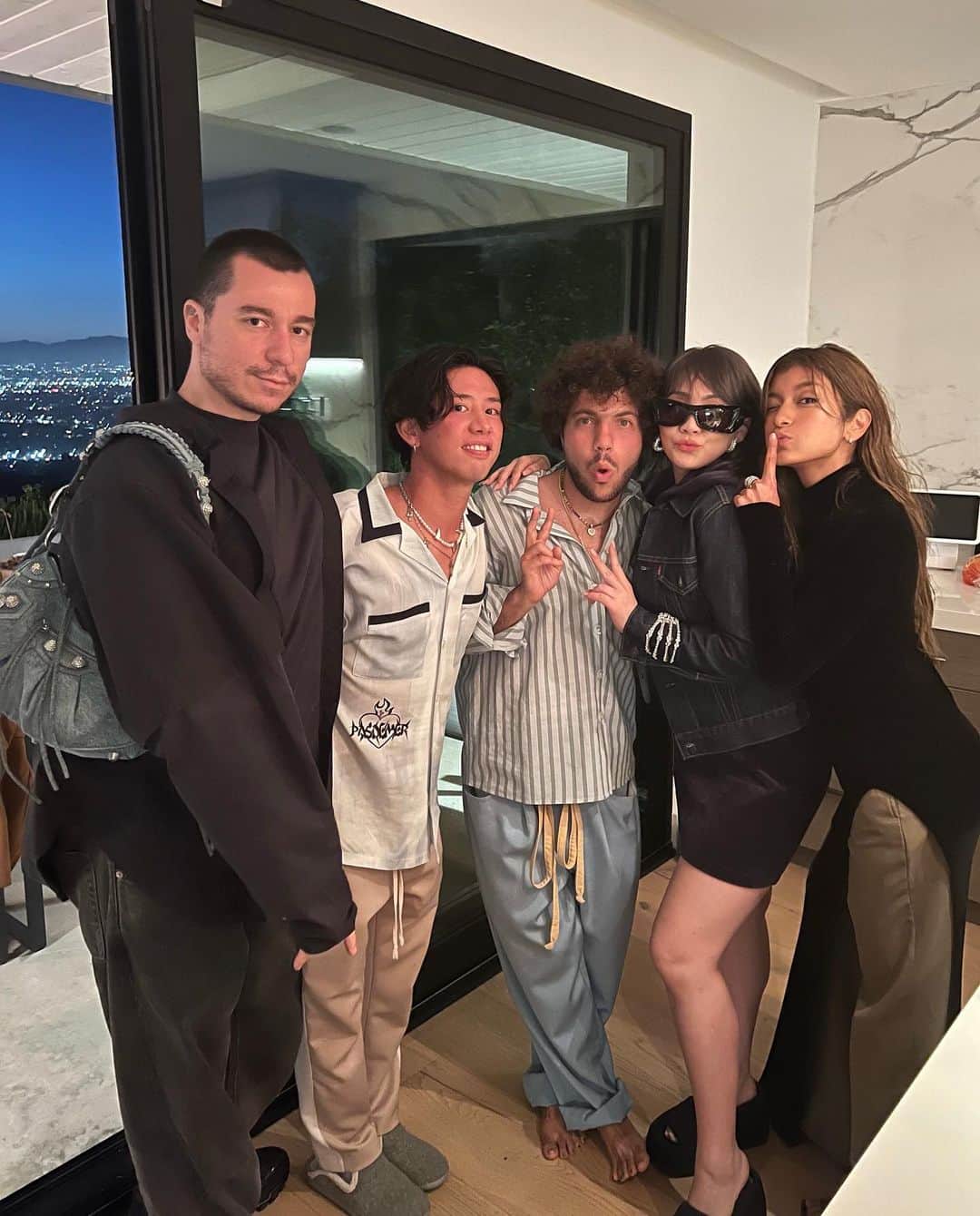 Taka のインスタグラム：「Awesome HOME party 🎉 @chaelincl @rolaofficial @itsbennyblanco」