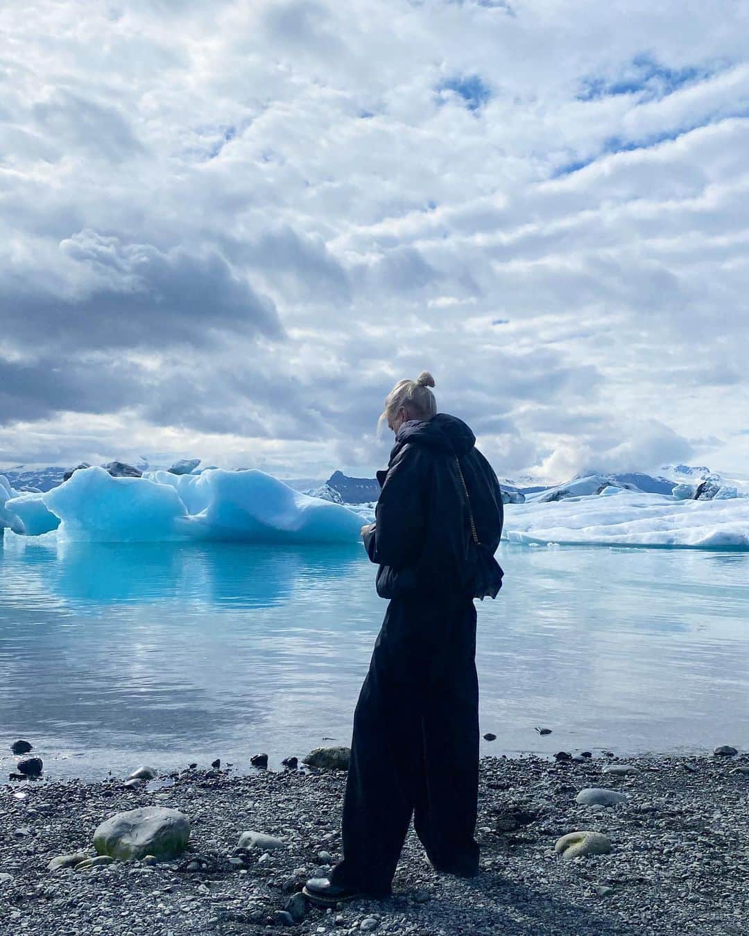 ステラ・マックスウェルのインスタグラム：「This is my first time in Iceland and it’s just hard to find words to explain the beauty…」