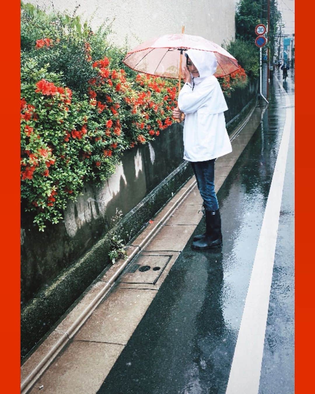 RINAのインスタグラム：「梅雨の始まりかな？☔️ 最近ゲットした赤い傘でるんるんるん♪(๑ᴖ◡ᴖ๑)♪❤️ #traditionalweatherwear」