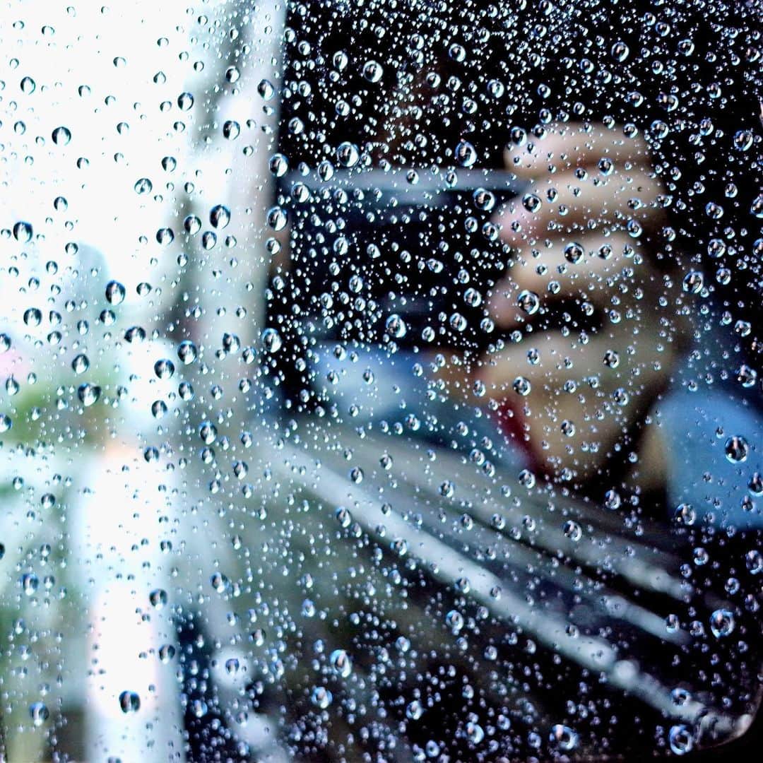 坂崎幸之助さんのインスタグラム写真 - (坂崎幸之助Instagram)「関東甲信地方が梅雨入り☔️ 喉には良いけどジメジメ😰 ロマンチックだけどジトジト😍😨  #梅雨入り #梅雨 #雨 #雨季 #傘 #相合傘 #ロマンチック #ジメジメ #ジトジト #シトシト #湿気 #GR #車の運転気を付けて🚙 #昨日は浜松ライブ😉ありがとう🤗」6月6日 15時53分 - kohnosukesakazaki