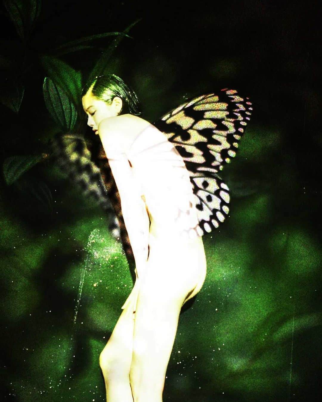 森星のインスタグラム：「butterfly effect🔮 project with @takako_noel  Collaborating with creative artists in Japan.  hairmake @kojimak  stylist @rxixkxux   Special thanks to @eugenestudio_staff」