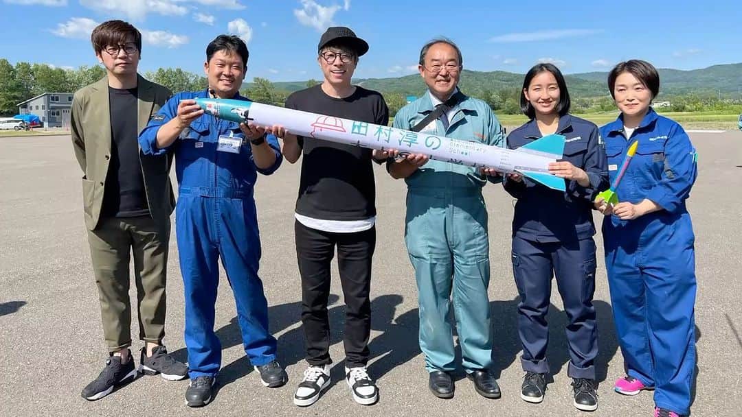 田村淳のインスタグラム：「田村淳の大人の小学校 オンラインサロンの修学旅行で 北海道の植松電気に行って ロケットを打ち上げてきました🚀  みんなも大人の小学校に入学しませんか？」