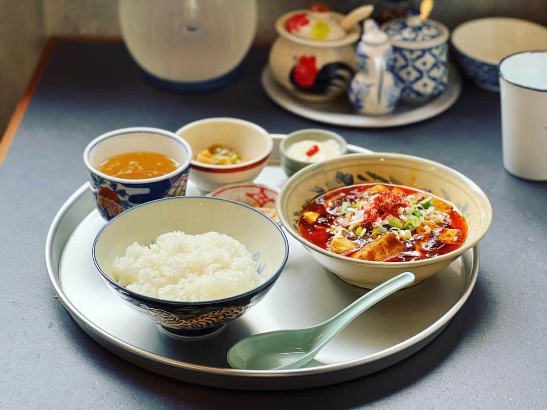 奥貫薫のインスタグラム：「.  また急に麻婆豆腐が食べたくなって ひとりでかかん @kakan_mapotofu   青山椒ひいてピリリと美味でした」