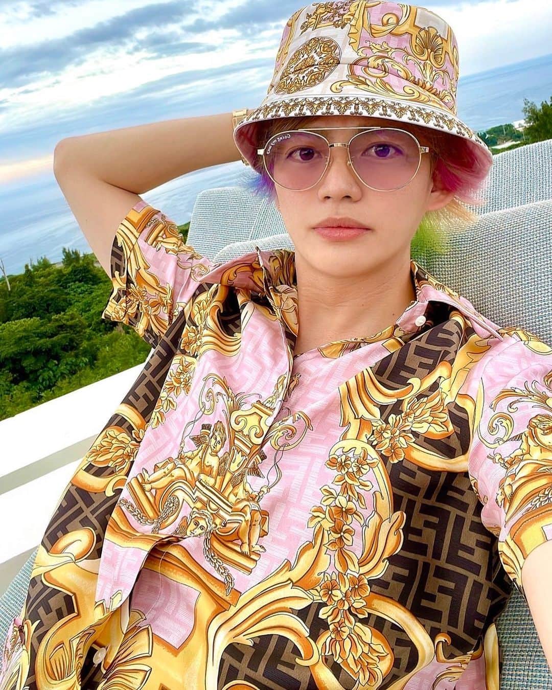 春木開のインスタグラム：「沖縄めんそーれ🏖 でーはーぴんくまん FENDI × VERSACEにあてる？💕🧠🌸  #pink #fendi #versace  #fendace  #日本一ピンクが似合う男」