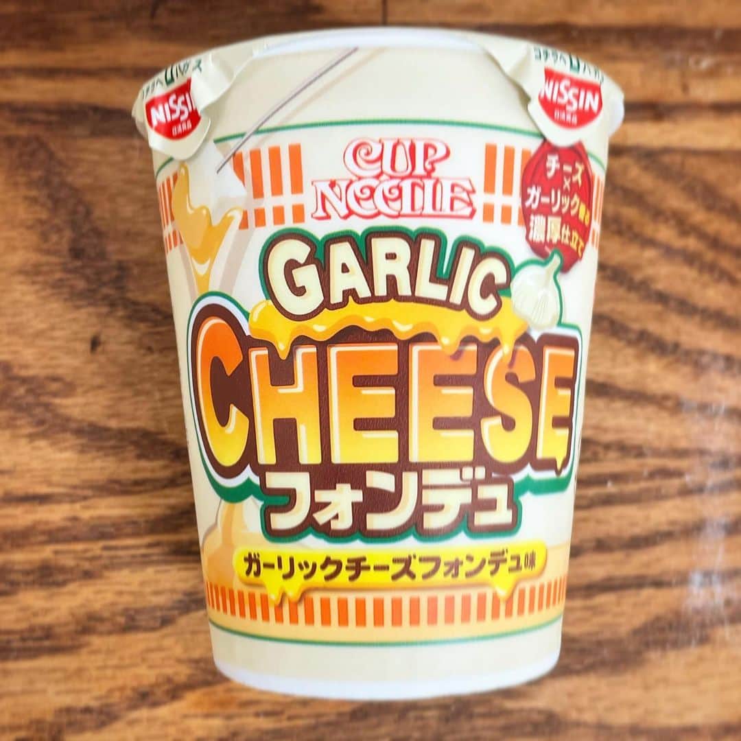 木村ひさしのインスタグラム：「最高のおっさんあげ忘れた朝ごはん。 カップヌードル　ガーリックチーズフォンデュ味 #最高のおっさんのカップ麺」