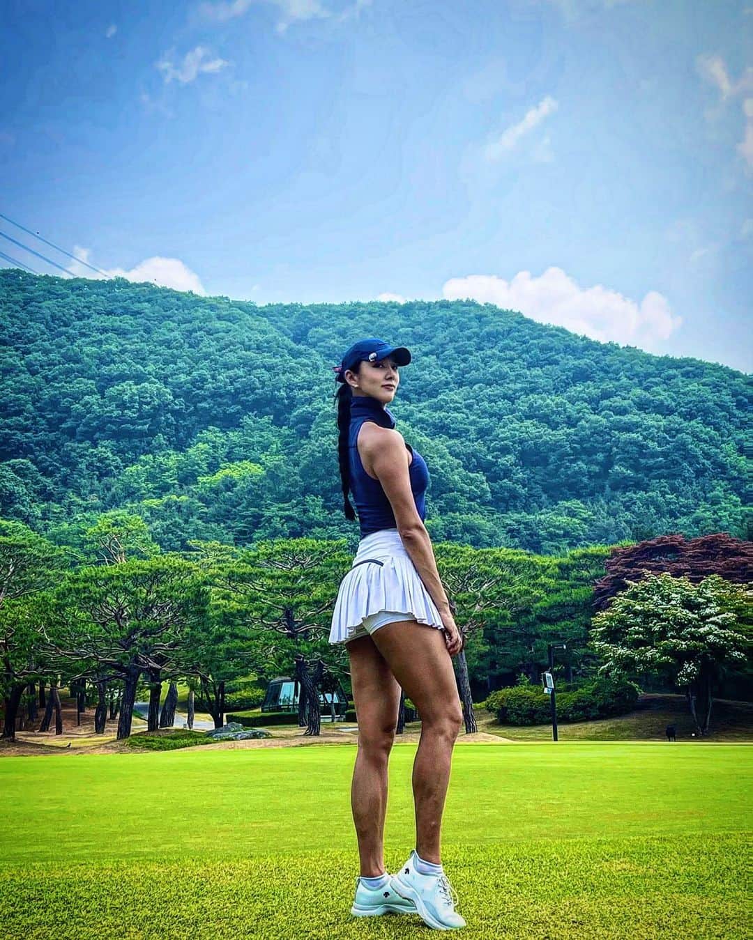 Areum Jungのインスタグラム：「초대해주셔서 감사합니다. 신원cc 코스상태가 너무 좋아요.   Happy Friday 💕💕💕. Shinwon Golf Course with good people. Thanks for having me today. Photo by @yoonhaeyoung0105💕💕  #골프 #golf #운동 #workout」