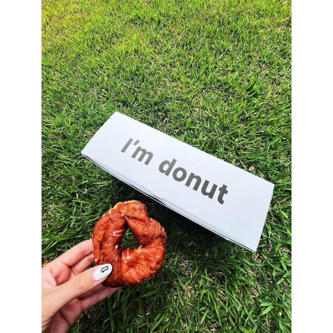 梅村妃奈子のインスタグラム：「. 過去一おいしすぎるドーナツ🍩🤍💭 芝生の上で食べるとなお美味しい🌿 こりゃあ並んででも食べたい🥹🫶 味はプレーンとカスタードが好き😆 . @im.donut_factory」