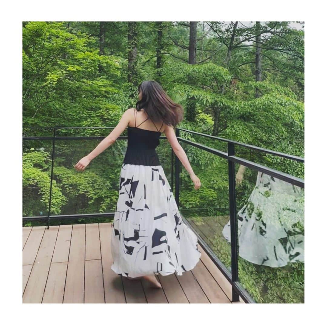 入来茉里さんのインスタグラム写真 - (入来茉里Instagram)「🌿 リフレッシュ🌿 気持ちいい  skirt: @noisemaker_jpn   #森林浴 #リフレッシュ　 #skirt #スカート #noisemaker」6月12日 13時44分 - iriki.mari_official
