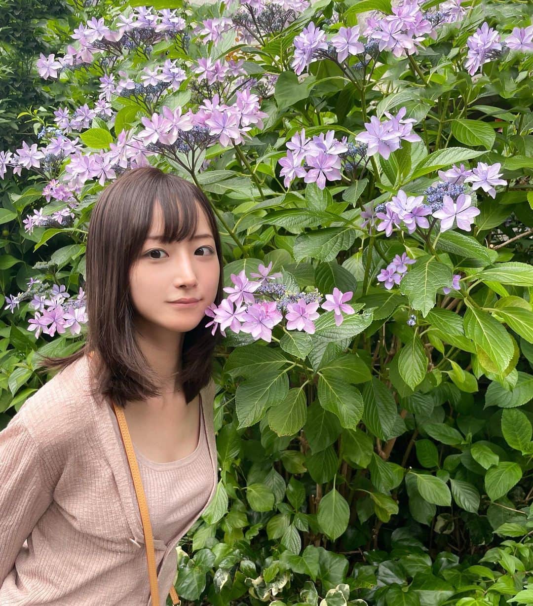 山崎あみのインスタグラム：「⠀ ⠀ ゴッドハンド @saito_jyunya さんに 髪の毛を整えていただきました😶‍🌫️ ⠀ 少しのニュアンスで全然違う、、 ⠀ 伸ばしていたけど、耐えきれず、、坊主にしたい、、 ⠀ #紫陽花」