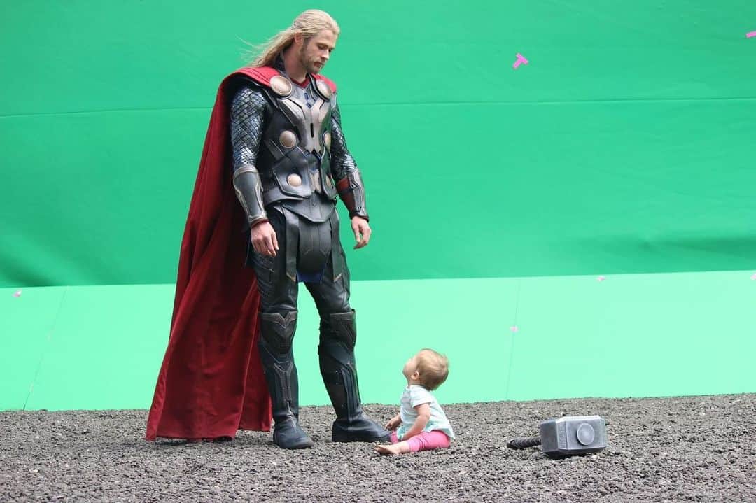 クリス・ヘムズワースのインスタグラム：「Here’s two pics of me and my daughter. One was the first time she was on set 11 years ago, the other is the most recent on Thor: Love and Thunder. She’s my favourite superhero.」