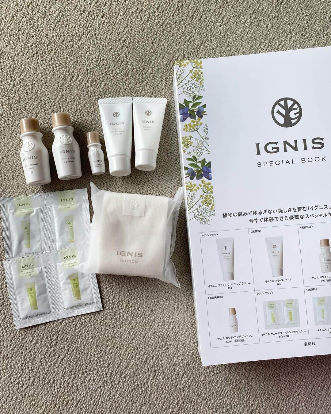 木村沙織のインスタグラム：「. @ignis_official ムック本🌼 . 旅行にも便利なサイズで たっぷりお試しできるの嬉しい〜😚💕 . . #ignis  #本屋さんで化粧品が買える時代」
