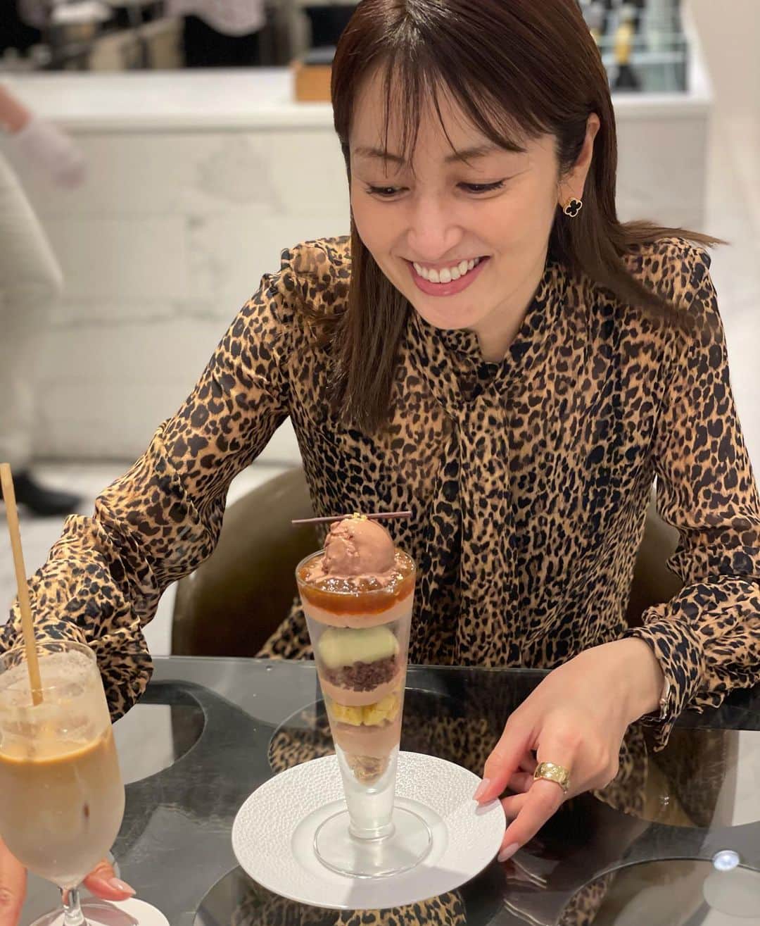 矢田亜希子のインスタグラム：「私の大好きなパフェ❤️ #パフェ#チョコレート#フカヒレディナーの直後にカフェ#別腹#パフェとカフェラテ❤️#本当に本当に美味しいのです#私服#この日は豹柄ロングドレス👗#つまり上から下までほとんど豹柄でした😍」