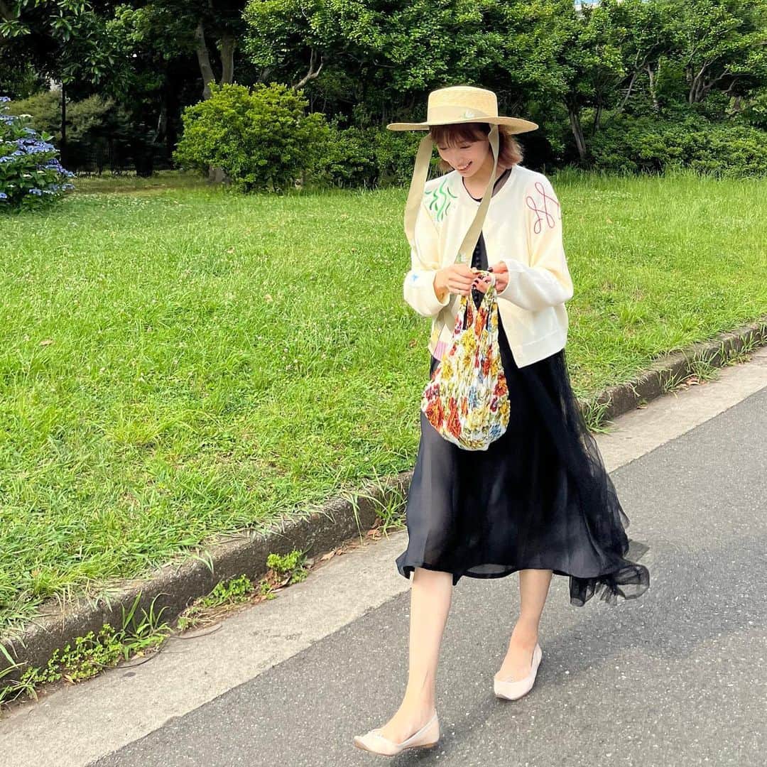 飯島望未のインスタグラム：「Straw hat & summer cardigan by @foxco_kaori  Black dress @chikakisada」
