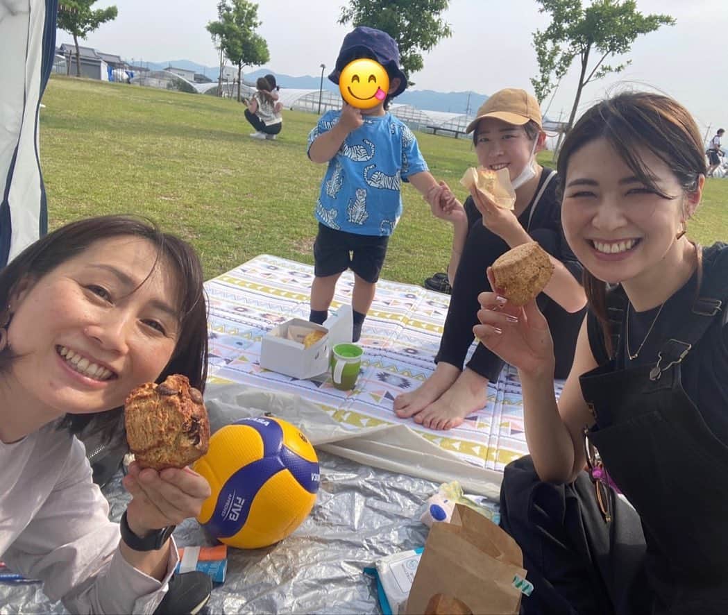 木村沙織のインスタグラム：「. ピクニックからの青空バレーで丸焦げ、滋賀最高〜 🧏🏽‍♀️🌞✨ . . #滋賀」