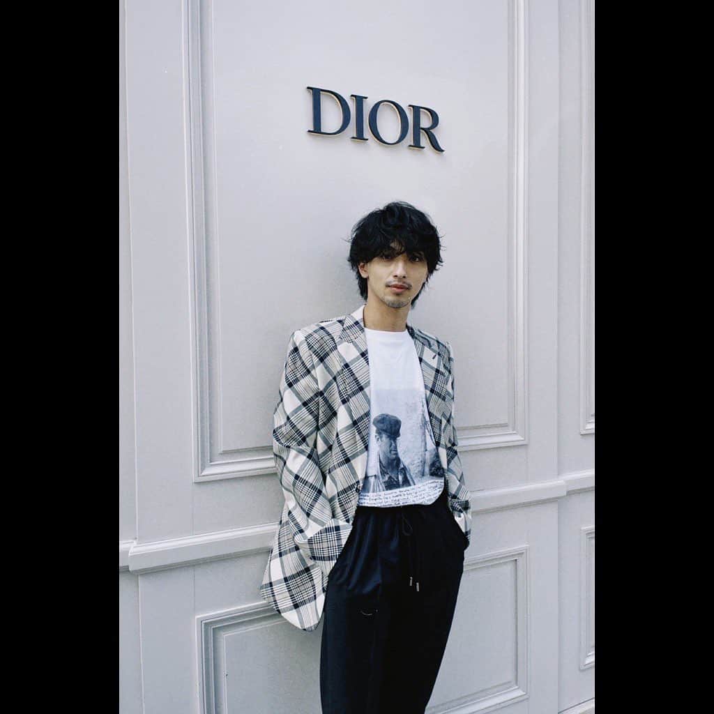 横浜流星のインスタグラム：「Day 2  #dior #DiorSummer23 #Paris #絵画買った #仲良くなって2shot #大事にします #明日はショー。 #楽しみます @dior @mrkimjones」