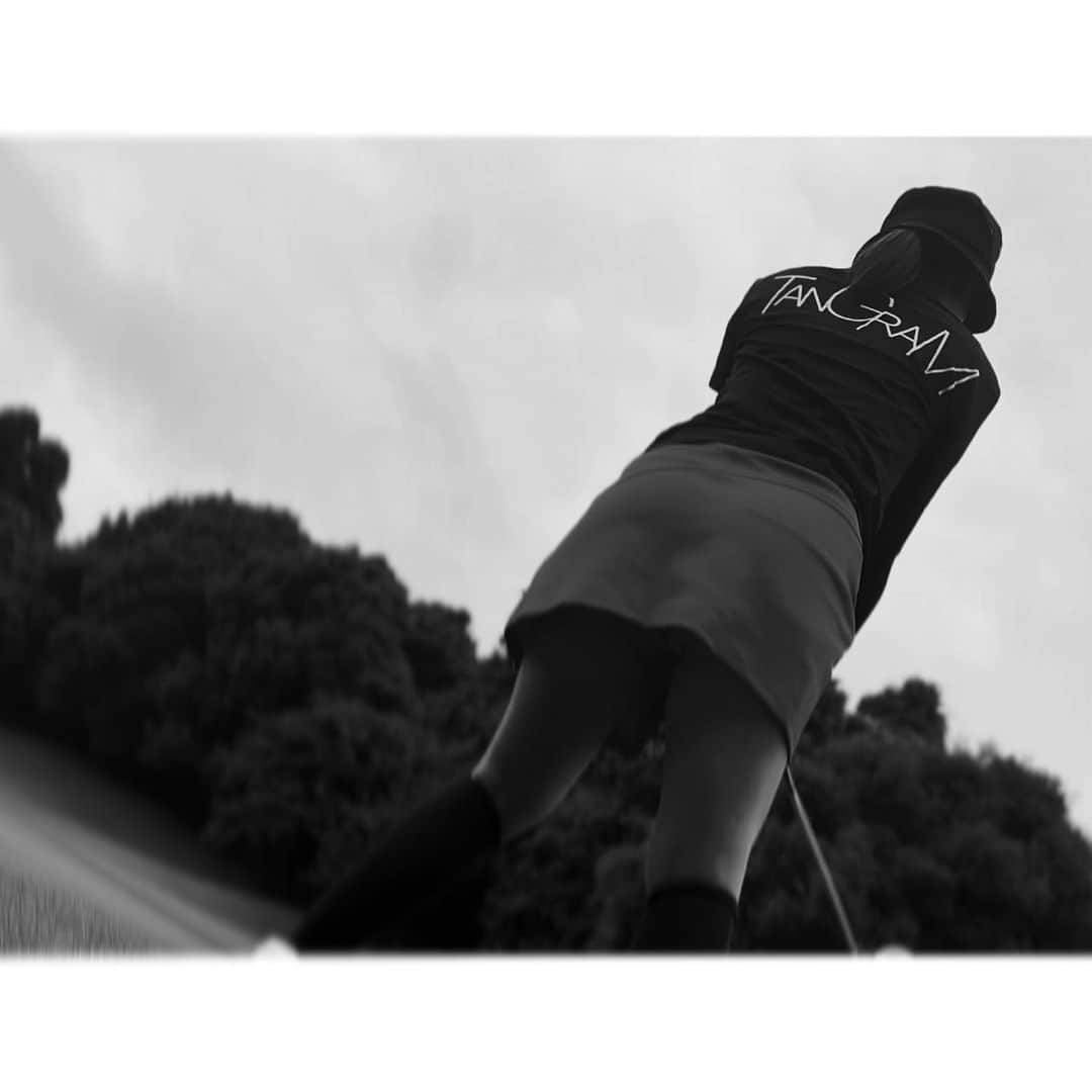 水崎綾女のインスタグラム：「⛳️⛳️⛳️⛳️⛳️  photo by @iriki.mari_official   👚 @tangram_tokyo   まりちゃんが めちゃくちゃかがんで撮ってた渾身のショットをあげちゃう。笑  #golf #photo  #photography  #ゴルフ #⛳️ #ゴルフ女子  #ゴルフ初心者 #tangram #tangramtokyo #ゴルフウェア #tangramgolf #tangramwear」